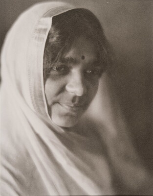 Portrait photograph of Hansa Mehta in Bombay, made by Clara E. Sipprell in the 1950s or 1960s